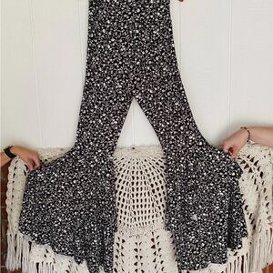 KB buttery soft black flower bells!!! Xs/S ~ Such a vibe!!! ✌🏽🤩🖤🤍